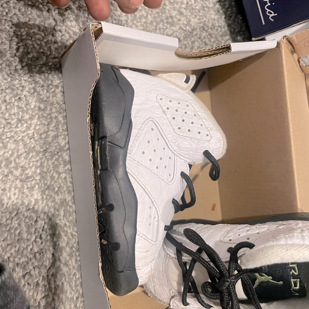 Toddler Jordan’s(6) retro size 5  in good condition. White leather,black bottom.